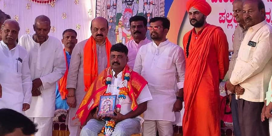 ಮುಂಡರಗಿಯ ವೀರಭದ್ರೇಶ್ವರ ದೇವಸ್ಥಾನದಲ್ಲಿ ಶನಿವಾರ ಹಮ್ಮಿಕೊಂಡಿದ್ದ ಸಾಮೂಹಿಕ ವಿವಾಹ ಸಮಾರಂಭದಲ್ಲಿ ಅನಂತ ಚಿತ್ರಗಾರ ಅವರಿಗೆ ‘ಶ್ರೀ ವೀರಭದ್ರೇಶ್ವರ ಪ್ರತಿಷ್ಠಾನ ಪುರಸ್ಕಾರ’ ನೀಡಿ ಗೌರವಿಸಲಾಯಿತು