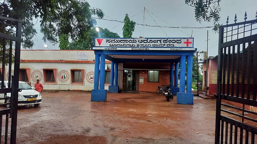 ತೆಲಂಗಾಣ ರಾಜ್ಯದ ಗಡಿಗೆ ಹೊಂದಿಕೊಂಡಿರುವ ಚಿಂಚೋಳಿ ತಾಲ್ಲೂಕಿನ ಕುಂಚಾವರ ಸಮುದಾಯ ಆರೋಗ್ಯ ಕೇಂದ್ರ