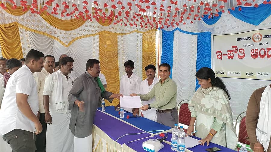 ಬಳ್ಳಾರಿ ತಾಲ್ಲೂಕಿನ ಮೋಕ ಗ್ರಾಮದಲ್ಲಿ ಶನಿವಾರ ನಡೆದ ಇ–ಪೌತಿ ಆಂಧೋಲನದಲ್ಲಿ ಗ್ರಾಮಸ್ಥರಿಂದ ಅರ್ಜಿ ಸ್ವೀಕರಿಸುತ್ತಿರುವ ಹೆಚ್ಚುವರಿ ಜಿಲ್ಲಾಧಿಕಾರಿ ಮೊಹಮದ್‌ ಝುಬೇರ 