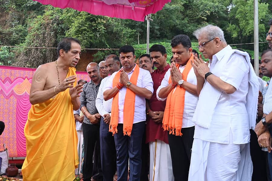 ಉಜಿರೆ-ಧರ್ಮಸ್ಥಳ- ಪೆರಿಯಶಾಂತಿ ರಸ್ತೆ ಡಾಂಬರೀಕರಣ ಶಿಲಾನ್ಯಾಸವನ್ನು ಧರ್ಮಸ್ಥಳದ ಧರ್ಮಾಧಿಕಾರಿ ಡಿ.ವೀರೇಂದ್ರ ಹೆಗ್ಗಡೆ ಶನಿವಾರ ಧರ್ಮಸ್ಥಳದಲ್ಲಿ ನೆರವೇರಿಸಿದರು