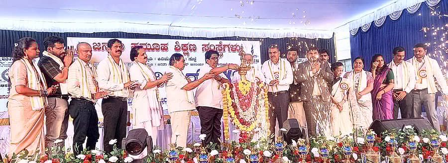 ಕುಂದಾಪುರ ಸಮೀಪದ ಹೆಮ್ಮಾಡಿಯ ಜನತಾ ಪಿಯು ಕಾಲೇಜಿನಲ್ಲಿ ಶನಿವಾರ ನಡೆದ ಜನತಾ ಅವಿಷ್ಕಾರ್ 2ಕೆ25 ಬಿಸಿನೆಸ್ ಡೇ ಕಾರ್ಯಕ್ರಮವನ್ನು ಉದ್ಯಮಿ ಜಿ.ಶಂಕರ್ ಉದ್ಘಾಟಿಸಿದರು. ಕೆ.ಗೋಪಾಲ ಪೂಜಾರಿ, ಆನಂದ ಸಿ ಕುಂದರ್ ಮುಂತಾದವರಿದ್ದರು.