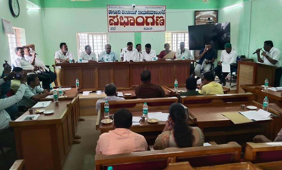 ಅರಸೀಕೆರೆ ತಾಲ್ಲೂಕು ಪಂಚಾಯಿತಿ ಸಂಭಾಗಣದಲ್ಲಿ ಗ್ಯಾರಂಟಿ ಯೋಜನೆಗಳ ಪ್ರಗತಿ ಪರಿಶೀಲನೆ ಸಭೆ ನಡೆಯಿತು