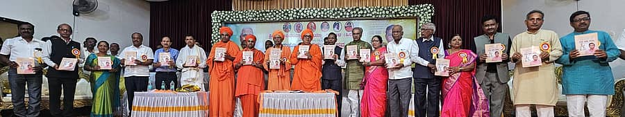 ಹುಕ್ಕೇರಿಯಲ್ಲಿ ಶನಿವಾರ ಶಿಕ್ಷಕ ಎಸ್.ಐ. ಸಂಬಾಳ ಅಭಿನಂದನಾ ಗ್ರಂಥ ‘ಗುರುಬಸವ ಚೇತನ’ವನ್ನು ವಿಧಾನ ಪರಿಷತ್ ಸಭಾಪತಿ ಬಸವರಾಜ ಹೊರಟ್ಟಿ ಬಿಡುಗಡೆ ಮಾಡಿದರು