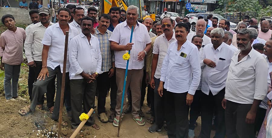 ಪಿರಿಯಾಪಟ್ಟಣದ ಬೆಟ್ಟದಪುರ ರಸ್ತೆಯಲ್ಲಿ ರಾಜ ಕಾಲುವೆ ಅಭಿವೃದ್ಧಿ ಕಾಮಗಾರಿಗೆ ಸಚಿವ ಕೆ. ವೆಂಕಟೇಶ್ ಶನಿವಾರ ಚಾಲನೆ ನೀಡಿದರು. ರವಿ, ಸುನೀಲ್ ಕುಮಾರ್, ಗೋವಿಂದೇಗೌಡ, ಅಶೋಕ್ ಕುಮಾರ್ ಗೌಡ, ಸುರೇಶ್ ಭಾಗವಹಿಸಿದ್ದರು