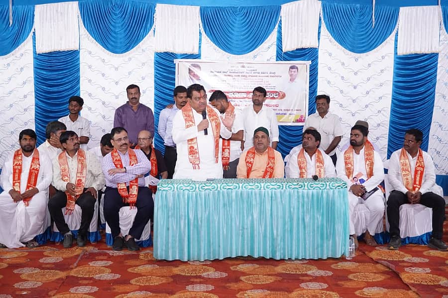 ತಿಕೋಟಾ ತಾಲ್ಲೂಕಿನ ಸೋಮದೇವರಹಟ್ಟಿ ತಾಂಡಾದಲ್ಲಿ ವಿವಿಧ ಅಭಿವೃದ್ಧಿ ಕಾಮಗಾರಿಗೆ ಭೂಮಿಪೂಜೆ ಕಾರ್ಯಕ್ರಮದಲ್ಲಿ ಸಚಿವ ಎಂ.ಬಿ. ಪಾಟೀಲ ಮಾತನಾಡಿದರು