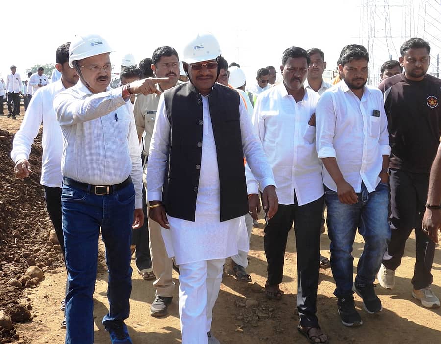 ಕಮಲನಗರ ತಾಲ್ಲೂಕಿನ ಚಿಮ್ಮೇಗಾಂವ-ಮಾಳೆಗಾಂವ ವ್ಯಾಪ್ತಿಯಲ್ಲಿ ನಿರ್ಮಿಸಲಾಗುತ್ತಿರುವ ಪವರ್ ಗ್ರಿಡ್ ಸೆಂಟರ್ ಉಪ ಕೇಂದ್ರಕ್ಕೆ ಶಾಸಕ ಪ್ರಭು ಚವಾಣ್ ಶನಿವಾರ ಭೇಟಿ ನೀಡಿ ಕಾಮಗಾರಿಯನ್ನು ಪರಿಶೀಲಿಸಿದರು