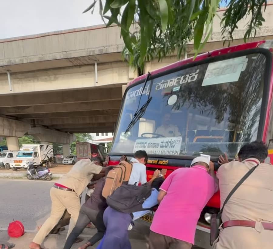 ಕಾರವಾರದಿಂದ ಮುಡಗೇರಿ ಗ್ರಾಮಕ್ಕೆ ಸಂಚರಿಸುವ ಬಸ್ ಜಿಲ್ಲಾಧಿಕಾರಿ ಕಚೇರಿ ಸಮೀಪ ಬಂದ್ ಆಗಿದ್ದರಿಂದ ನಿರ್ವಾಹಕರ ಜೊತೆ ಸೇರಿ ಪ್ರಯಾಣಿಕರು ತಳ್ಳಿದರು