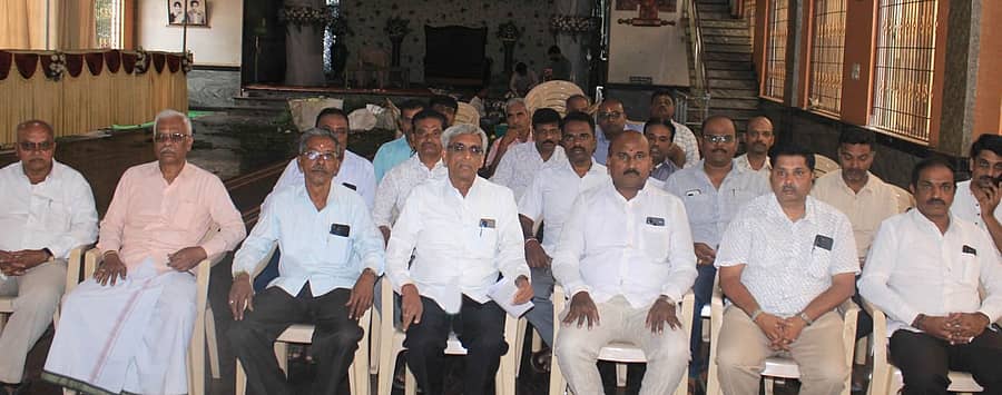 ದೊಡ್ಡಬಳ್ಳಾಪುರದಲ್ಲಿ ಶನಿವಾರ ನಡೆದ ಪತ್ರಿಕಾಗೋಷ್ಟಿಯಲ್ಲಿ ಟೆಕ್ಸ್ಟೈಲ್ ವೀವರ್ಸ್ ಅಸೋಸಿಯೇಷನ್ ನೇಕಾರ ಮುಖಂಡರು ಮಾತನಾಡಿದರು