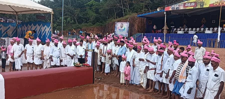 ಬಂಟ್ವಾಳ ತಾಲ್ಲೂಕಿನ ಸಿದ್ಧಕಟ್ಟೆ ಕೊಡಂಗೆ ವೀರ -ವಿಕ್ರಮ ಜೋಡುಕರೆಯಲ್ಲಿ ಕಂಬಳದ ಕರೆಯನ್ನು ಮೂಡುಬಿದಿರೆ ಎಕ್ಸಲೆಂಟ್ ಶಿಕ್ಷಣ ಸಂಸ್ಥೆ ಮುಖ್ಯಸ್ಥ ಯುವರಾಜ್ ಜೈನ್ ಉದ್ಘಾಟಿಸಿದರು