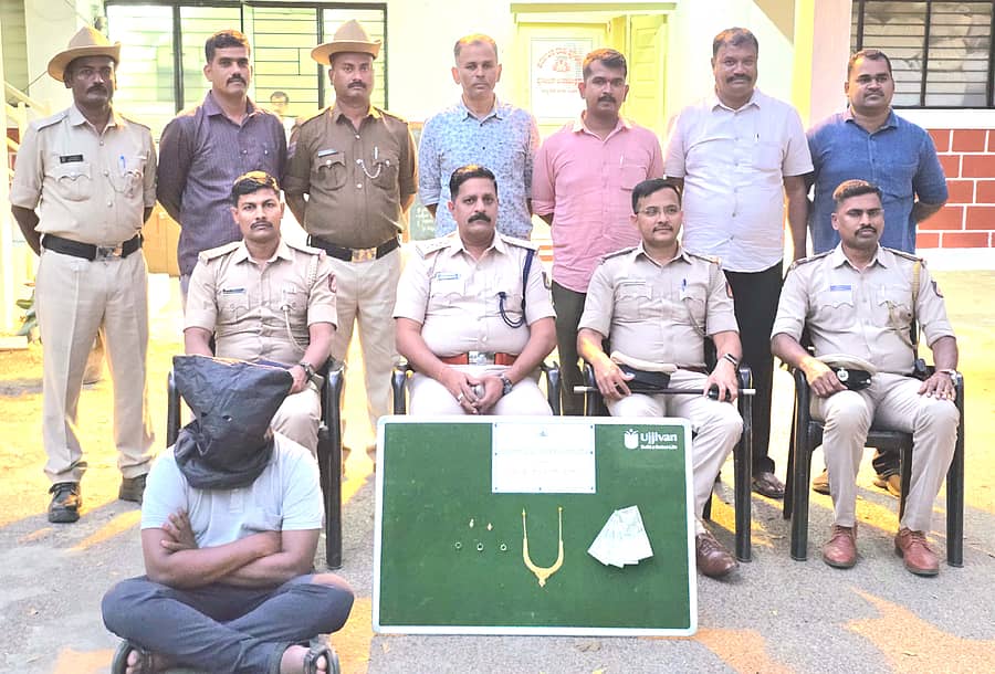 ತಳಕು ಪೊಲೀಸರು ಶನಿವಾರ ಹಲವು ಕಳ್ಳತನ ಪ್ರಕಣಗಳಲ್ಲಿ ಭಾಗಿಯಾಗಿದ್ದ ವ್ಯಕ್ತಿಯನ್ನು ಬಂಧಿಸಿ ಚಿನ್ನ ಮತ್ತು ನಗದು ವಶಪಡಿಸಿಕೊಂಡಿರುವುದು
