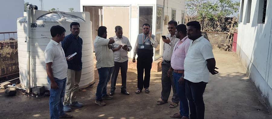 ಚಿಕ್ಕೋಡಿ ತಾಲ್ಲೂಕಿನ ಶಿರಗಾಂವ ಗ್ರಾಮದಲ್ಲಿರುವ ಸಾರ್ವಜನಿಕ ಗ್ರಂಥಾಲಯ ಹಾಗೂ ಶುದ್ಧ ಕುಡಿಯುವ ನೀರಿನ ಘಟಕಕ್ಕೆ ಭೇಟಿ ನೀಡಿ ಪರಿಶೀಲಿಸಿ ಕ್ರಮ ಕೈಗೊಳ್ಳಲು ಸ್ಥಳಕ್ಕೆ ಭೇಟಿ ನೀಡಿದ ಸಹಾಯಕ ಕಾರ್ಯಕಾರಿ ಅಭಿಯಂತರ ಬಿ ಆರ್ ಜಂಬಗೆ, ಶಿವಾನಂದ ಶಿರಗಾಂವ, ಎಸ್ ಎಸ್ ಮಠದ ಮುಂತಾದವರು ಗ್ರಾಮ ಪಂಚಾಯತಿ ಸಿಬ್ಬಂದಿಗೆ ಸೂಚಿಸಿದರು.