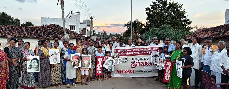 ಚನ್ನಪಟ್ಟಣ ತಾಲ್ಲೂಕಿನ ತಾಲ್ಲೂಕಿನ ಹೊಡಿಕೆ ಹೊಸಹಳ್ಳಿ ಗ್ರಾಮದಲ್ಲಿ ಗ್ರಾಮಸ್ಥರು ಹಾಗೂ ಎಐಡಿಎಸ್ಒ ವಿದ್ಯಾರ್ಥಿ ಸಂಘಟನೆ ಪದಾಧಿಕಾರಿಗಳು ಪ್ರತಿಭಟನೆ ನಡೆಸಿದರು