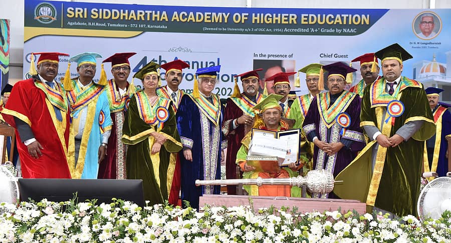 <div class="paragraphs"><p>ತುಮಕೂರು ಹೊರ ವಲಯದ ಅಗಳಕೋಟೆಯಲ್ಲಿರುವ ಸಿದ್ಧಾರ್ಥ ವೈದ್ಯಕೀಯ ಕಾಲೇಜಿನಲ್ಲಿ ಶನಿವಾರ ಹಮ್ಮಿಕೊಂಡಿದ್ದ ‘ಸಾಹೇ’ ವಿಶ್ವವಿದ್ಯಾಲಯ ಘಟಿಕೋತ್ಸವದಲ್ಲಿ ಪಾವಗಡ ರಾಮಕೃಷ್ಣ ವಿವೇಕಾನಂದ ಆಶ್ರಮದ ಸ್ವಾಮಿ ಜಪಾನಂದ ಅವರಿಗೆ ಗೌರವ ಡಾಕ್ಟರೇಟ್ ಪದವಿ ಪ್ರದಾನ ಮಾಡಲಾಯಿತು.</p></div>