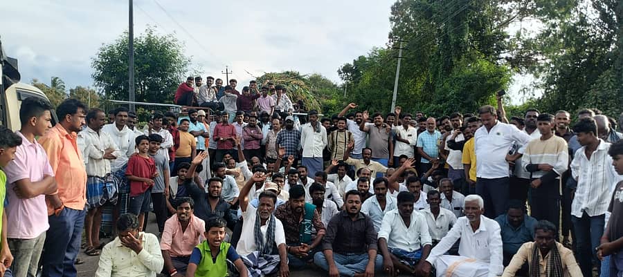 ಸರಗೂರು ತಾಲ್ಲೂಕಿನ ಹಂಚೀಪುರ ಗ್ರಾಮದ ಮಾರಮ್ಮ ಗುಡಿ ಎದುರು ಜಮೀನಿನಲ್ಲಿ ಶನಿವಾರ ಬೆಳಿಗ್ಗೆ ಹುಲಿ ಕಾಣಿಸಿಕೊಂಡಿದ್ದರು ಸಹ ಅರಣ್ಯ ಇಲಾಖೆಯವರು ಸ್ಥಳಕ್ಕೆ ಬಾರದ ಹಿನ್ನಲೆಯಲ್ಲಿ ಗ್ರಾಮಸ್ಥರು ಪ್ರತಿಭಟನೆ ನಡೆಸಿದರು