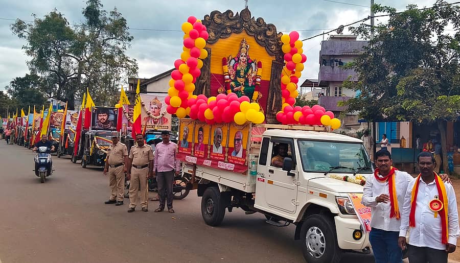 ಬೀರೂರಿನಲ್ಲಿ ಆಟೊ ಚಾಲಕರು ಮತು ಮಾಲೀಕರ ಸಂಘದ ವತಿಯಿಂದ ಶನಿವಾರ ನಡೆದ ಕನ್ನಡ ರಾಜ್ಯೋತ್ಸವದ ಅಂಗವಾಗಿ ಭುವನೇಶ್ವರಿ ಭಾವಚಿತ್ರವನ್ನು ಮೆರವಣಿಗೆ ಮಾಡಲಾಯಿತು