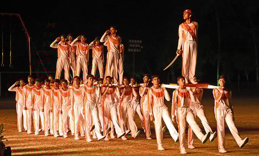 ಮೈಸೂರಿನ ರಾಮಕೃಷ್ಣ ಆಶ್ರಮದ ಶತಮಾನೋತ್ಸವ ಕಾರ್ಯಕ್ರಮದಲ್ಲಿ ಪಥಸಂಚಲನ ಮಾಡಿದ ವಿದ್ಯಾರ್ಥಿಗಳು ಅತಿಥಿಗಳಿಗೆ ಗೌರವ ಸಲ್ಲಿಸಿದರು