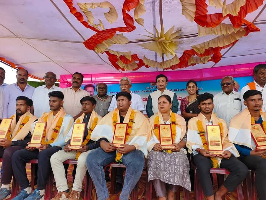 ಮುಧೋಳದಲ್ಲಿ ಶಾಲಾ ಶಿಕ್ಷಣ ಇಲಾಖೆ (ಪದವಿ ಪೂರ್ವ) ಹಾಗೂ ಕುಮಕಾಲೆ ಪದವಿ ಪೂರ್ವ ಕಾಲೇಜ್ ಆಶ್ರಯದಲ್ಲಿ ಶನಿವಾರ ನಡೆದ 2025-26 ನೇ ಸಾಲಿನ ಪದವಿ ಪೂರ್ವ ಕಾಲೇಜಿನ ಬಾಲಕ ಬಾಲಕಿಯರ ರಾಜ್ಯ ಮಟ್ಟದ ಸೈಕ್ಲಿಂಗ್ ಕ್ರೀಡಾ ಕೂಟದಲ್ಲಿ ವಿವಿಧ ಕ್ರೀಡೆಯ ಪ್ರತಿಭಾವಂತ ಕ್ರೀಡಾ ಸಾಧಕರನ್ನು ಗೌರವಿಸಲಾಯಿತು