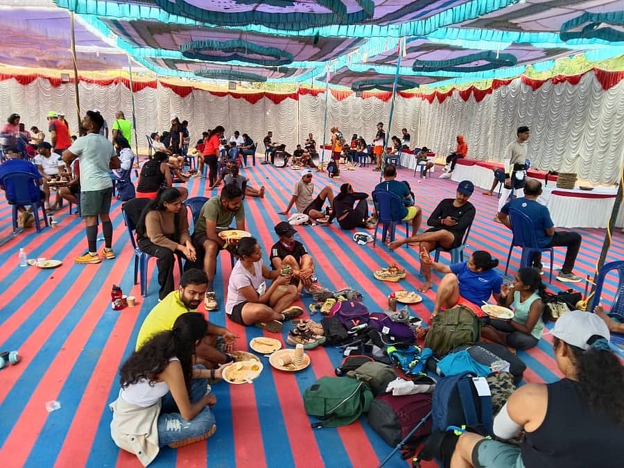 ಪರಿಸರ ಸ್ನೇಹಿ ತಟ್ಟೆಗಳಲ್ಲಿ ಊಟ ಮಾಡುತ್ತಿರುವ ಕ್ರೀಡಾಪಟುಗಳು