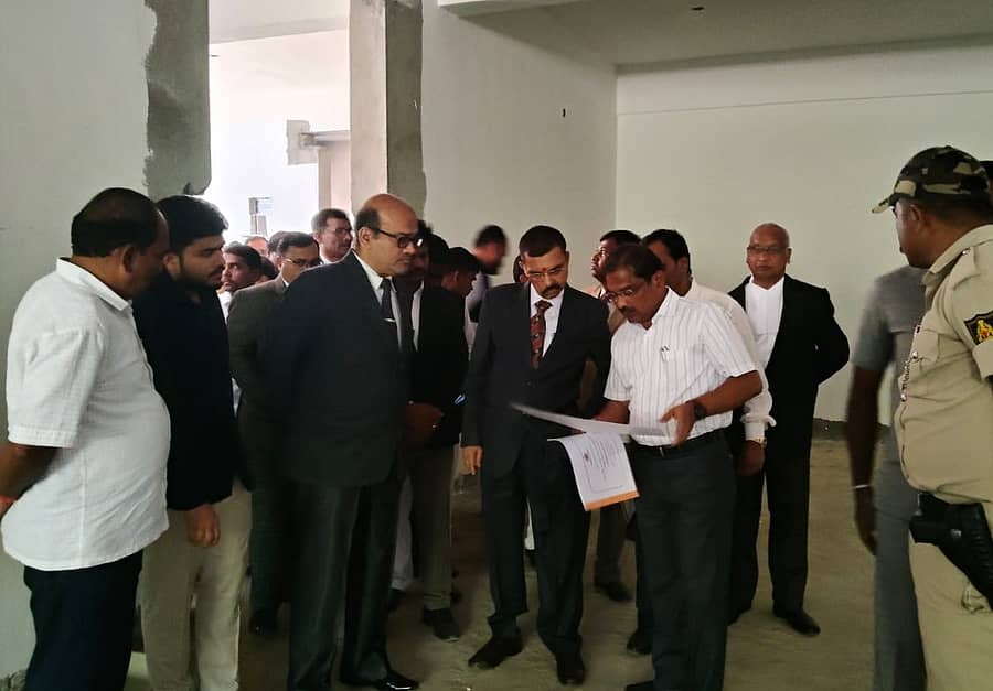 ಕರ್ನಾಟಕ ಹೈಕೋರ್ಟ್ ನ್ಯಾಯಮೂರ್ತಿ ಹಂಚಾಟೆ ಸಂಜೀವಕುಮಾರ ಅವರು ಔರಾದ್ ಪಟ್ಟಣದಲ್ಲಿ ನಡೆಯುತ್ತಿರುವ ನೂತನ ನ್ಯಾಯಾಲಯ ಕಟ್ಟಡ ಕಾಮಗಾರಿ ವೀಕ್ಷಿಸಿ ಮಾಹಿತಿ ಪಡೆದರು