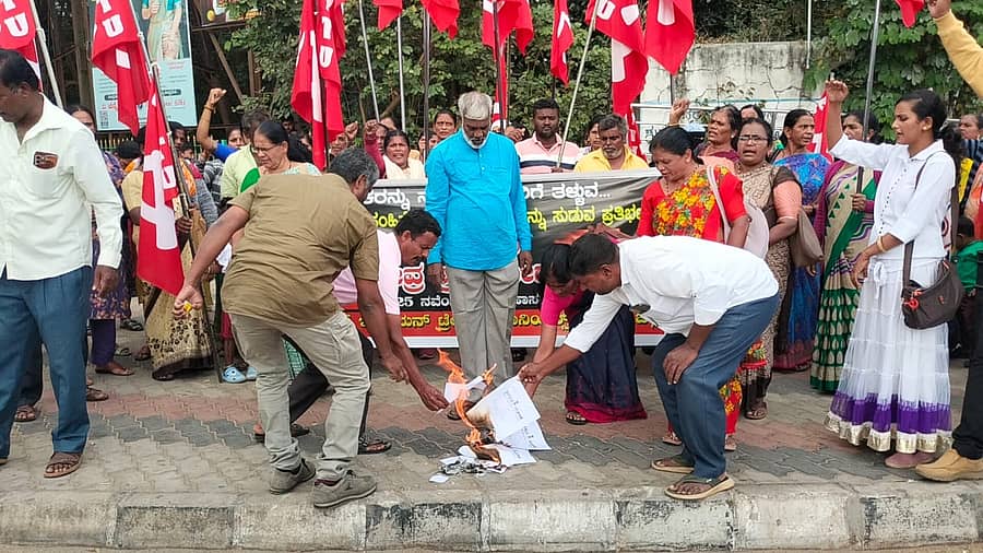 ಹಾಸನದ ಮಹಾವೀರ ವೃತ್ತದಲ್ಲಿ ಶನಿವಾರ ಸಿಐಟಿಯು ನೇತೃತ್ವದಲ್ಲಿ ಶ್ರಮ ಶಕ್ತಿ ನೀತಿಯ ಅಧಿಸೂಚನೆ ಪ್ರತಿಗಳನ್ನು ಸುಟ್ಟು ಪ್ರತಿಭಟನೆ ನಡೆಸಲಾಯಿತು
