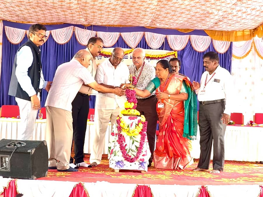 ಶಿವಮೊಗ್ಗದ ಸಹ್ಯಾದ್ರಿ ವಿಜ್ಞಾನ ಕಾಲೇಜಿನಲ್ಲಿ ಶನಿವಾರ ಹಳೆಯ ವಿದ್ಯಾರ್ಥಿಗಳ ಸಂಘದಿಂದ ಆಯೋಜಿಸಿದ್ದ ಸ್ನೇಹ ಸಮ್ಮಿಲನ ಕಾರ್ಯಕ್ರಮವನ್ನು ಮಾಜಿ ಸಭಾಪತಿ ಡಿ.ಎಚ್.ಶಂಕರಮೂರ್ತಿ ಉದ್ಘಾಟಿಸಿದರು