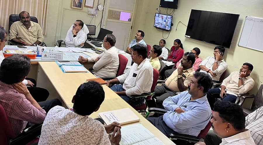 ಶಾಸಕ ಯಶ್‌ಪಾಲ್‌ ಸುವರ್ಣ ಅವರು ನೂತನ ಜಿಲ್ಲಾಸ್ಪತ್ರೆ ಕಾಮಗಾರಿ ಪರಿಶೀಲಿಸಿ, ಬಳಿಕ ಅಧಿಕಾರಿಗಳಿಂದ ಮಾಹಿತಿ ಪಡೆದರು