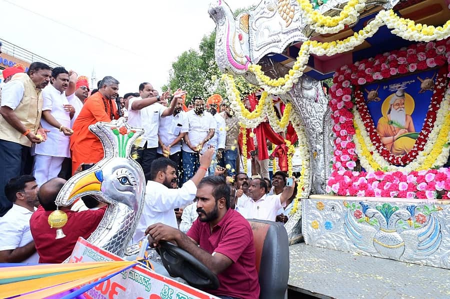 ಗುಂಡ್ಲುಪೇಟೆ ಪಟ್ಟಣದ ಹಳೇ ಬಸ್ ನಿಲ್ದಾಣದ ಬಳಿ ವಾಲ್ಮೀಕಿ ಭಾವಚಿತ್ರ ಹೊತ್ತ ಬೆಳ್ಳಿ ರಥಕ್ಕೆ ರಾಜನಹಳ್ಳಿ ಗುರುಪೀಠದ ಪ್ರಸನ್ನನಂದಾಪುರಿ ಸ್ವಾಮೀಜಿ ಪುಷ್ಪಾರ್ಚನೆ ನೆರವೇರಿಸುವ ಮೂಲಕ ಮೆರವಣಿಗೆಗೆ ಚಾಲನೆ ನೀಡಿದರು