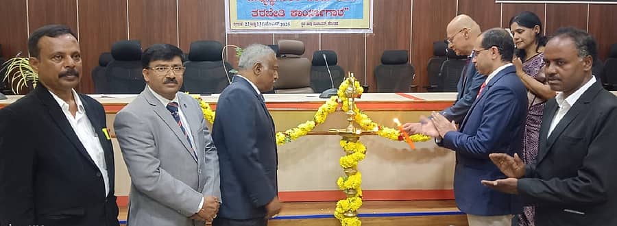 ಕೋಲಾರದಲ್ಲಿ ಶನಿವಾರ ಕೋಲಾರ ಮತ್ತು ಚಿಕ್ಕಬಳ್ಳಾಪುರ ಜಿಲ್ಲೆಯ ಮಧ್ಯಸ್ಥಗಾರರಿಗೆ ಹಮ್ಮಿಕೊಂಡಿದ್ದ ಎರಡು ದಿನಗಳ ತರಬೇತಿ ಕಾರ್ಯಾಗಾರವನ್ನು ಪ್ರಧಾನ ಜಿಲ್ಲಾ ಮತ್ತು ಸೆಷನ್ಸ್ ನ್ಯಾಯಾಧೀಶ ವಿಜಯಕುಮಾರ್ ಎಂ.ಆನಂದಶೆಟ್ಟಿ ಉದ್ಘಾಟಿಸಿದರು