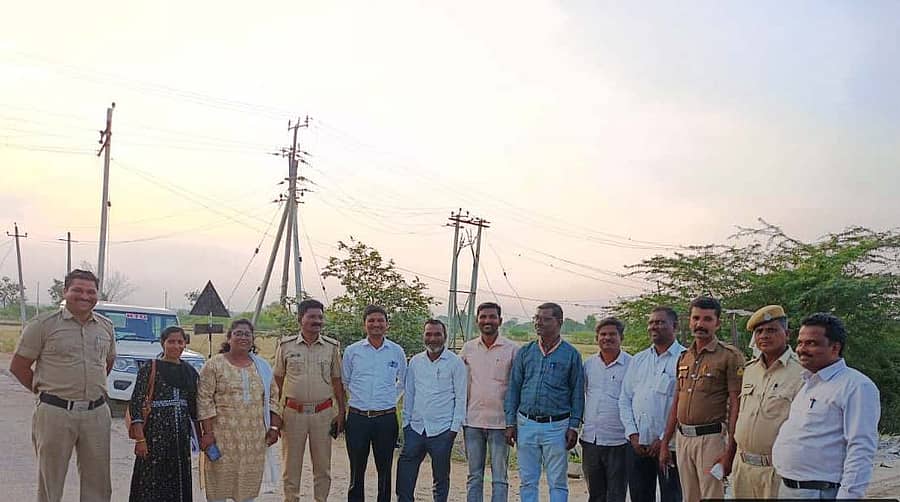 <div class="paragraphs"><p>ಸೈದಾಪುರ ಪಟ್ಟಣದ ಡಾ. ಬಿ.ಆರ್ ಅಂಬೇಡ್ಕರ್ ವೃತ್ತದಲ್ಲಿ ಬಾಲ ಕಾರ್ಮಿಕ ಇಲಾಖೆಯ ಯೋಜನಾ ನಿದೇಶಕ ರಿಯಾಜ್ ಪಟೇಲ್ ವರ್ಕನಳ್ಳಿ ಹಾಗೂ ವಿವಿಧ ಇಲಾಖೆಗಳ ಅಧಿಕಾರಿಗಳ ಸಹಯೋಗದೊಂದಿಗೆ ಹತ್ತಿ ಬಿಡಿಸುವ ಕೆಲಸದಲ್ಲಿ ಭಾಗಿಯಾದ ಮಕ್ಕಳ ಪೋಷಕರಿಗೆ ಶಿಕ್ಷಣ ಕುರಿತಾಗಿ ತಿಳುವಳಿಕೆ ಮೂಡಿಸಲಾಯಿತು</p></div>