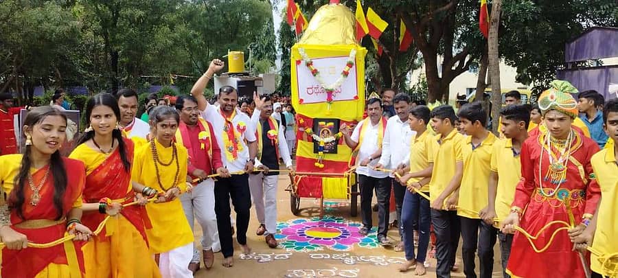 ಜಗಳೂರಿನ ಎನ್.ಎಂ.ಕೆ. ಶಾಲೆಯಲ್ಲಿ ಶನಿವಾರ ಹಮ್ಮಿಕೊಂಡಿದ್ದ ರಾಜ್ಯೋತ್ಸವ ಕಾರ್ಯಕ್ರಮದಲ್ಲಿ ಕನ್ನಡರಥ ಎಳೆಯಲಾಯಿತು