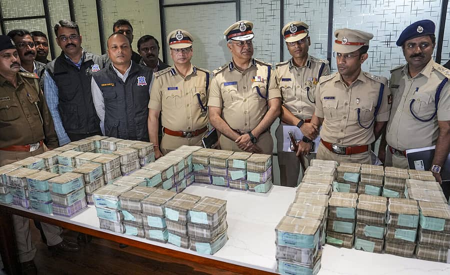 <div class="paragraphs"><p>ಆರೋಪಿಗಳಿಂದ ವಶಪಡಿಸಿಕೊಂಡಿರುವ ನಗದು ಪ್ರದರ್ಶಿಸಿದ ನಗರ ಪೊಲೀಸ್ ಕಮಿಷನರ್ ಸೀಮಾಂತ್ ಕುಮಾರ್ ಸಿಂಗ್ ಹಾಗೂ ಅಧಿಕಾರಿಗಳು.</p></div>