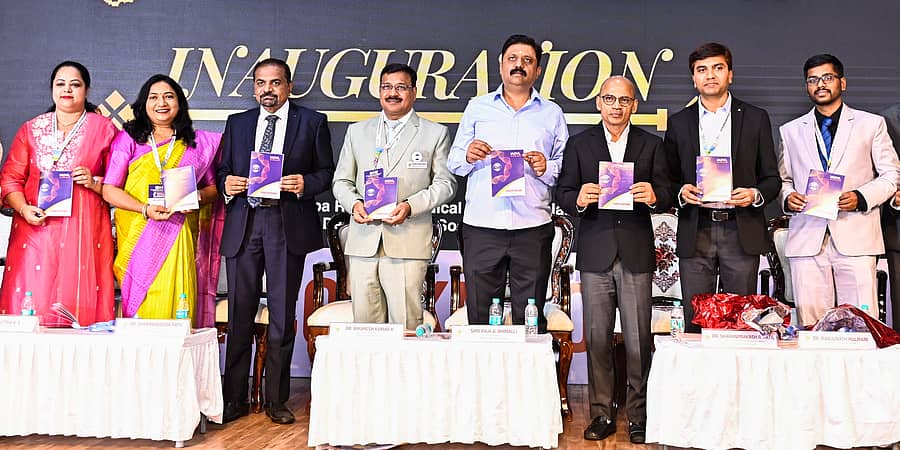 <div class="paragraphs"><p>ಕಲಬುರಗಿ ಎಂಆರ್ಎಂಸಿ ಸಭಾಂಗಣದಲ್ಲಿ ಶನಿವಾರ ನಡೆದ ಭಾರತೀಯ ಚರ್ಮರೋಗ, ಲೈಂಗಿಕ ರೋಗ ಮತ್ತು ಕುಷ್ಠರೋಗ ತಜ್ಞರ ಸಂಘ (ಐಎಡಿವಿಎಲ್) ಕರ್ನಾಟಕ ಶಾಖೆಯ 16ನೇ ವಾರ್ಷಿಕ ಸಮ್ಮೇಳನದ ಅಂಗವಾಗಿ ‘ಕ್ಯೂಟಿಕಾನ್ ಕರ್ನಾಟಕ–2025’ ಕಾರ್ಯಕ್ರಮದಲ್ಲಿ ವೈದ್ಯಕೀಯ ಶಿಕ್ಷಣ ಸಚಿವ ಡಾ. ಶರಣಪ್ರಕಾಶ್ ಪಾಟೀಲ ಸ್ಮರಣ ಸಂಚಿಕೆ ಬಿಡುಗಡೆ ಮಾಡಿದರು. </p></div>