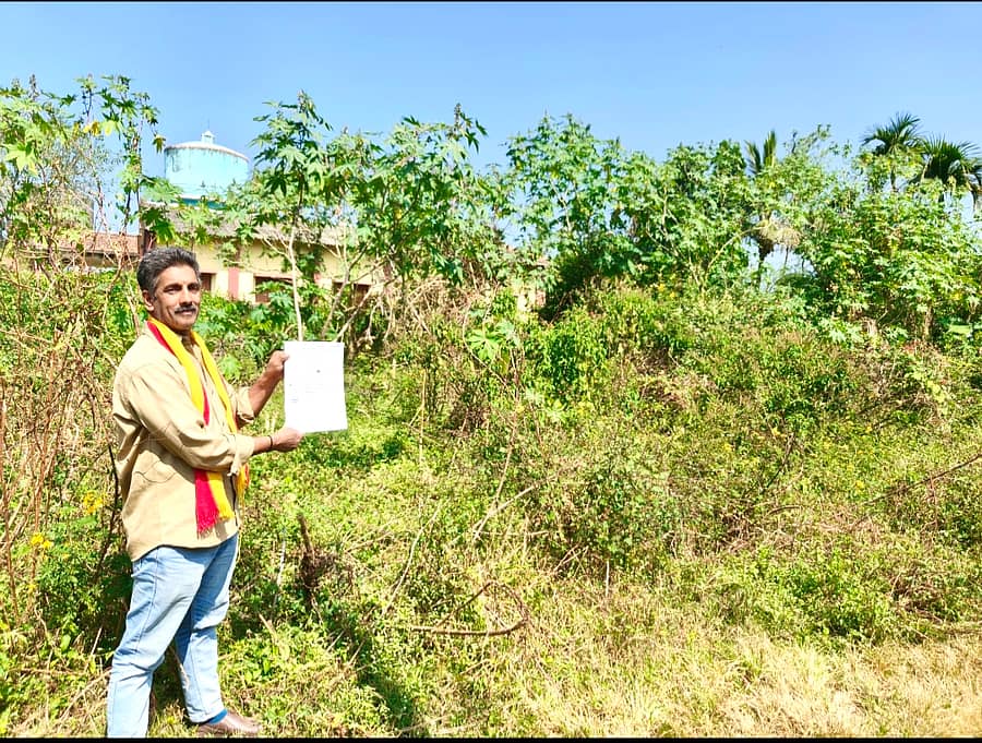 ಆಲ್ದೂರು ಕಸಾಪ ಹೋಬಳಿ ಘಟಕದ ಭವನ ನಿರ್ಮಾಣಕ್ಕೆ ಮಂಜೂರಾಗಿದ್ದ ನಿವೇಶನ, ದಾಖಲಾತಿಯನ್ನು ತೋರಿಸುತ್ತಿರುವ ಕಸಾಪ ಹೋಬಳಿ ಘಟಕದ ಅಧ್ಯಕ್ಷ ನೂರ್ ಮಹಮ್ಮದ್