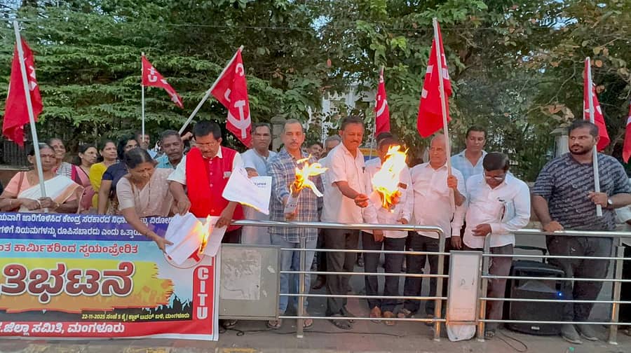 ಕೇಂದ್ರ ಸರ್ಕಾರ ಜಾರಿಗೊಳಿಸಿರುವ ಕಾರ್ಮಿಕ ಸಂಹಿತೆ  ಅಧಿಸೂಚನೆಯ ಪ್ರತಿಗಳನ್ನು ಮಂಗಳೂರಿನ ಗಡಿಯಾರ ಗೋಪುದ ಬಳಿ ಶನಿವಾರ ಸುಟ್ಟು ಹಾಕುವ ಮೂಲಕ ಸಿಪಿಎಂ ಕಾರ್ಯಕರ್ತರು ಪ್ರತಿಭಟನೆ ವ್ಯಕ್ತಪಡಿಸಿದರು