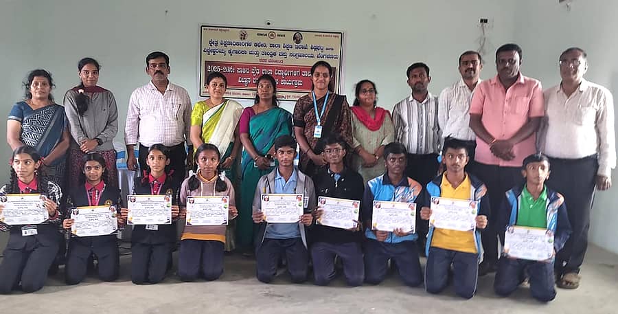 ಶಿಡ್ಲಘಟ್ಟದ ಗರುಡಾದ್ರಿ ಶಾಲೆಯಲ್ಲಿ ಶಾಲಾ ಶಿಕ್ಷಣ ಇಲಾಖೆಯಲ್ಲಿ ನಡೆದ ತಾಲ್ಲೂಕು ಮಟ್ಟದ ವಿಜ್ಞಾನ ವಸ್ತುಪ್ರದರ್ಶನ ಸ್ಪರ್ಧೆ ವಿಜೇತರಿಗೆ ಪ್ರಶಸ್ತಿಪತ್ರಗಳನ್ನು ವಿತರಿಸಲಾಯಿತು