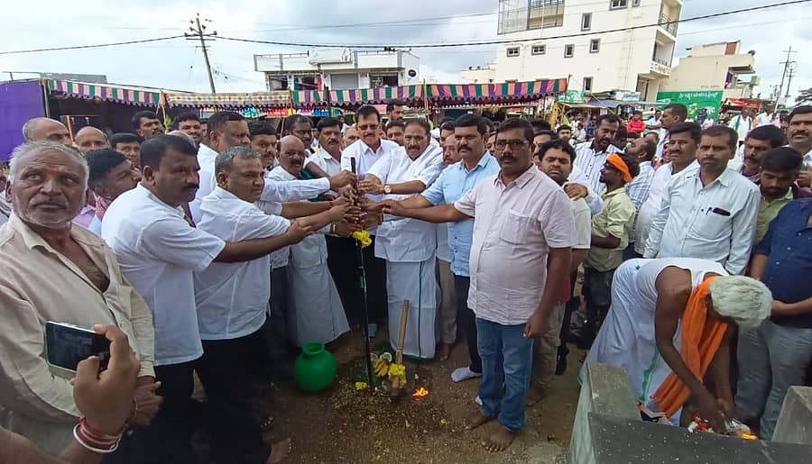 ಗಂಡಸಿ ಹ್ಯಾಂಡ್ ಪೋಸ್ಟ್ ವೃತ್ತದ ಬಳಿ ರಸ್ತೆ ವಿಸ್ತರಣೆ ಕಾಮಗಾರಿಗೆ ಶಾಸಕ ಕೆ.ಎಂ. ಶಿವಲಿಂಗೇಗೌಡ ಶನಿವಾರ ಭೂಮಿಪೂಜೆ ನೆರವೇರಿಸಿದರು