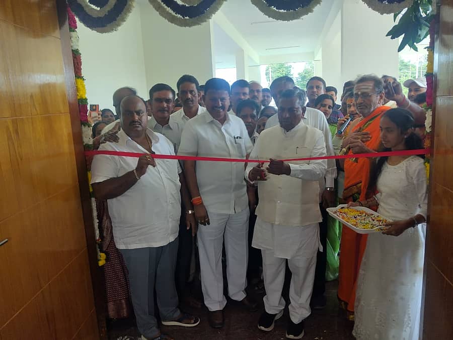 ದೇವನಹಳ್ಳಿಯಲ್ಲಿ ಡಿ.ದೇವರಾಜು ಅರಸು ಮೆಟ್ರಿಕ್‌ ನಂತರ ಬಾಲಕಿಯರ ವಿದ್ಯಾರ್ಥಿನಿಲಯವನ್ನು ಜಿಲ್ಲಾ ಉಸ್ತುವಾರಿ ಸಚಿವ ಕೆ.ಎಚ್‌.ಮುನಿಯಪ್ಪ ಉದ್ಘಾಟಿಸಿದರು