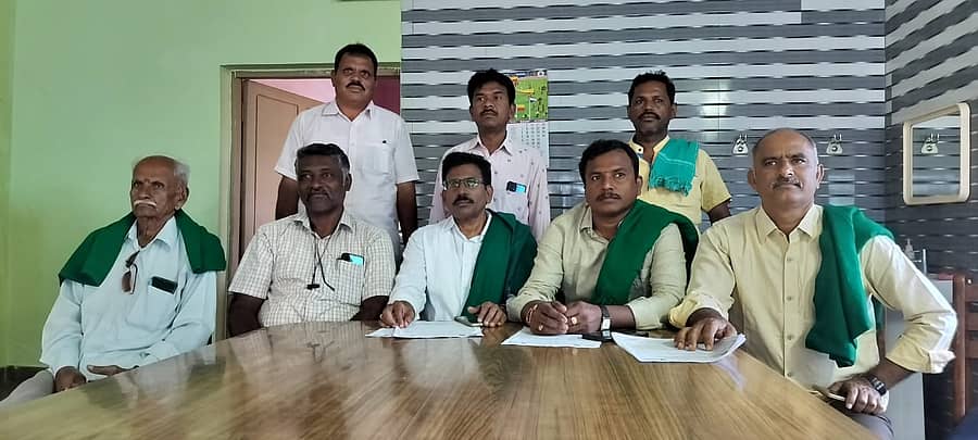 ಗೌರಿಬಿದನೂರು ನಗರದ ಪ್ರವಾಸಿ ಮಂದಿರದಲ್ಲಿ ರೈತ ಸಂಘ ಮತ್ತು ಹಸಿರು ಸೇನೆ ಹಾಗೂ ಪ್ರಜಾ ಸಂಘರ್ಷ ಸಮಿತಿಯಿಂದ ಪತ್ರಿಕಾಗೋಷ್ಠಿ