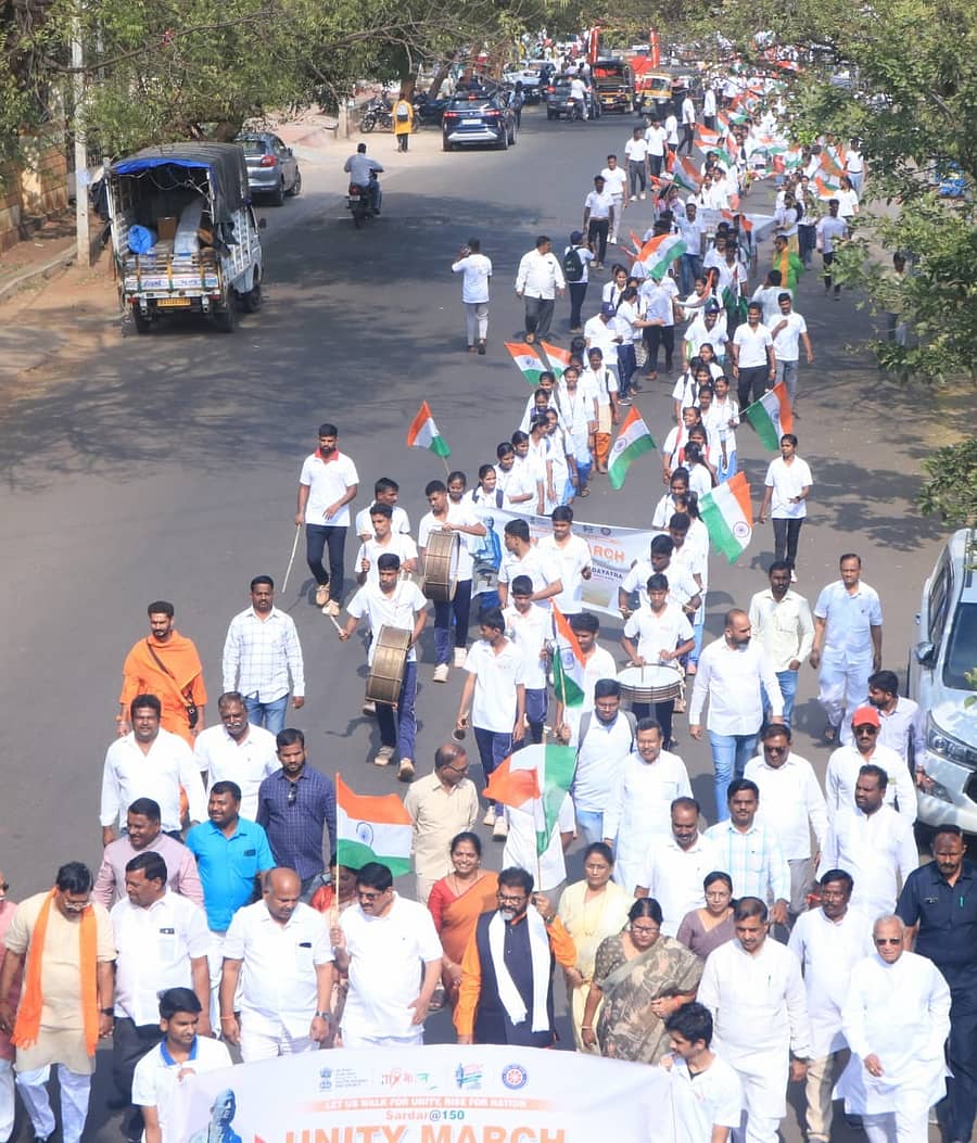 ಬಾಗಲಕೋಟೆಯಲ್ಲಿ ಶನಿವಾರ ಸರ್ದಾರ್ ವಲ್ಲಭಭಾಯಿ ಪಟೇಲ್ರ ಜನ್ಮ ದಿನ ಅಂಗವಾಗಿ ನಡೆದ ಏಕತಾ ನಡಿಗೆಯ ದೃಶ್ಯ