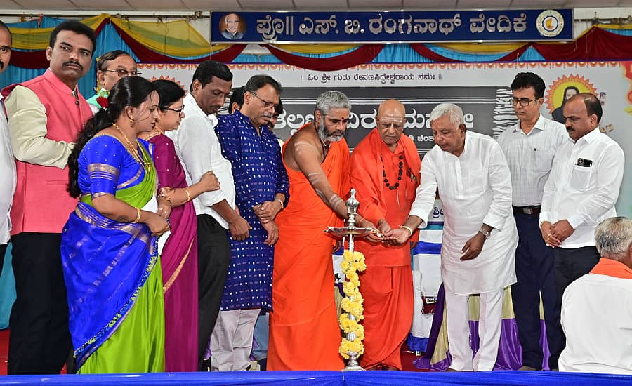 ದಾವಣಗೆರೆಯ ಕುವೆಂಪು ಕನ್ನಡ ಭವನದಲ್ಲಿ ನಡೆದ ‘ತಲ್ಲಣಿಸದಿರು ಮನವೇ’ ಕಾರ್ಯಕ್ರಮವನ್ನು ಗಣ್ಯರು ದೀಪ ಬೆಳಗಿಸುವ ಮೂಲಕ ಉದ್ಘಾಟಿಸಿದರು ಪ್ರಜಾವಾಣಿ ಚಿತ್ರ