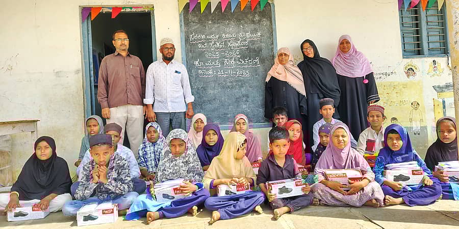 ಸೈದಾಪುರ ಪಟ್ಟಣದ ಸರ್ಕಾರಿ ಉರ್ದು ಹಿರಿಯ ಪ್ರಾಥಮಿಕ ಶಾಲಾ ವಿದ್ಯಾರ್ಥಿಗಳಿಗೆ ಉಚಿತ ಶೂ ಹಾಗೂ ಸಾಕ್ಸ್‌ಗಳನ್ನು ವಿತರಿಸಲಾಯಿತು. ಎಸ್‍ಡಿಎಂಸಿ ಅಧ್ಯಕ್ಷ ಅಲ್ಲಾಭಾಷಾ ಹಿಚಗೇರಿ, ಗಪೂರ ಕುರೆಸಿ ಸೇರಿದಂತೆ ಇತರರಿದ್ದರು