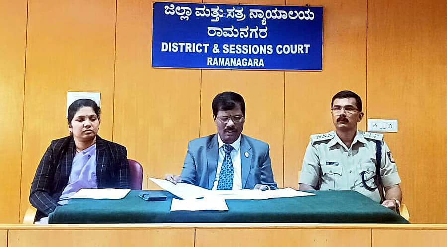 ರಾಮನಗರದ ಜಿಲ್ಲಾ ನ್ಯಾಯಾಲಯದ ಸಭಾಂಗಣದಲ್ಲಿ ನಡೆದ ಪತ್ರಿಕಾಗೋಷ್ಠಿಯಲ್ಲಿ ಜಿಲ್ಲಾ ಕಾನೂನು ಸೇವೆಗಳ ಪ್ರಾಧಿಕಾರದ ಅಧ್ಯಕ್ಷ ಹಾಗೂ ಜಿಲ್ಲಾ ಪ್ರಧಾನ ನ್ಯಾಯಾಧೀಶ ಎಂ.ಎಚ್.ಅಣ್ಣಯ್ಯ ಮಾತನಾಡಿದರು. ರಾಮನಗರ ಡಿವೈ ಎಸ್‌ಪಿ ಶ್ರೀನಿವಾಸ್, ಜಿಲ್ಲಾ ಕಾನೂನು ಸೇವೆಗಳ ಪ್ರಾಧಿಕಾರದ ಸದಸ್ಯ ಕಾರ್ಯದರ್ಶಿ ಪಿ.ಆರ್.ಸವಿತಾ ಹಾಜರಿದ್ದರು