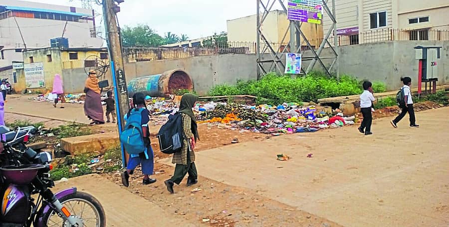 <div class="paragraphs"><p>ಹಳೇ ಹುಬ್ಬಳ್ಳಿಯ ನೇಕಾರ ನಗರದ ಮುಖ್ಯರಸ್ತೆ ಪಕ್ಕದ ಸದಾಶಿವ ನಗರದ ಸರ್ಕಾರಿ ಉರ್ದು ಪ್ರೌಢಶಾಲೆ ಆವರಣ ಗೋಡೆ ಬಳಿ ತ್ಯಾಜ್ಯ ಸುರಿದಿರುವುದು</p></div>