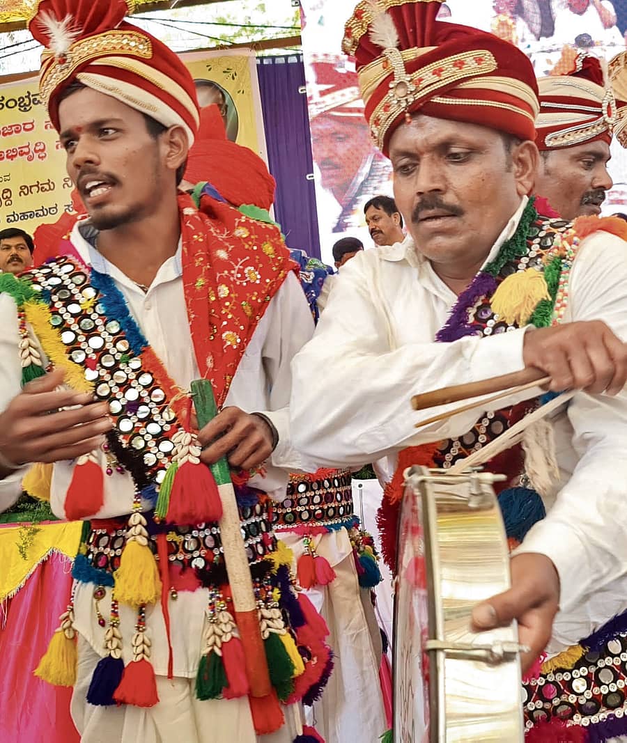 ಬಂಜಾರರ ಉಡುಪಿನಲ್ಲಿ ಕವಡೆಗಳು