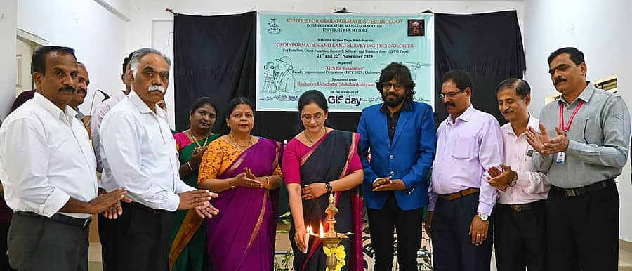 ಮೈಸೂರು ವಿಶ್ವವಿದ್ಯಾಲಯದ ಭೌಗೋಳಿಕ ಮಾಹಿತಿ ತಂತ್ರಜ್ಞಾನ ಹಾಗೂ ಭೂಗೋಳಶಾಸ್ತ್ರ ಅಧ್ಯಯನ ವಿಭಾಗವು ರುಸಾ ಸಹಯೋಗದಲ್ಲಿ ‘ಭೂ-ಮಾಹಿತಿಶಾಸ್ತ್ರ ಮತ್ತು ಭೂ ಸಮೀಕ್ಷೆ’ ವಿಷಯದ ಕುರಿತು ಆಯೋಜಿಸಿರುವ ಕಾರ್ಯಾಗಾರವನ್ನು ಕುಲಸಚಿವೆ ಎಂ.ಕೆ.ಸವಿತಾ ಉದ್ಘಾಟಿಸಿದರು