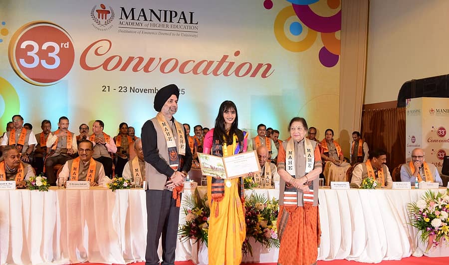 ಗೂಗಲ್ ಕ್ಲೌಡ್‌ನ ಏಷ್ಯಾ ಪೆಸಿಫಿಕ್ ಕಾರ್ಯತಂತ್ರ ಕಾರ್ಯಕ್ರಮಗಳ ಉಪಾಧ್ಯಕ್ಷ ಬಿಕ್ರಂ ಸಿಂಗ್ ಬೇಡಿ ಅವರು ವಿದ್ಯಾರ್ಥಿಗಳಿಗೆ ಪದವಿ ಪ್ರದಾನ ಮಾಡಿದರು