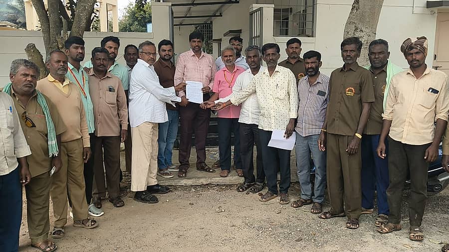 ಆನೇಕಲ್ ತಾಲ್ಲೂಕಿನ ಚಂದಾಪುರದ ಗ್ರಾಮ ಪಂಚಾಯಿತಿ ನೌಕರರ ಸಂಘದ ಪದಾಧಿಕಾರಿಗಳು ವಿವಿಧ ಬೇಡಿಕೆಗಳ ಈಡೇರಿಕೆಗೆ ಒತ್ತಾಯಿಸಿ ಶಾಸಕರ ಕಚೇರಿಯ ಶ್ರೀನಿವಾಸ್ ಅವರಿಗೆ ಮನವಿ ಪತ್ರ ಸಲ್ಲಿಸಿದರು