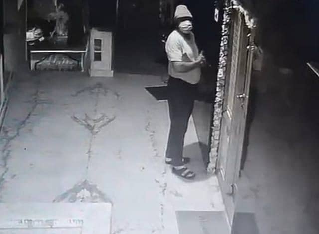 ಮಾಜಿ ಪುರಸಭೆ ಮಾಜಿ ಅಧ್ಯಕ್ಷ ಎಂ. ಕೆ ಮರೀಗೌಡ ಬಾಗಿಲ ಬಳಿ ನಿಂತಿದ್ದ ದೃಶ್ಯ ಸಿಸಿ ಕ್ಯಾಮರಾದಲ್ಲಿ ಸೆರೆಯಾಗಿರುವುದು