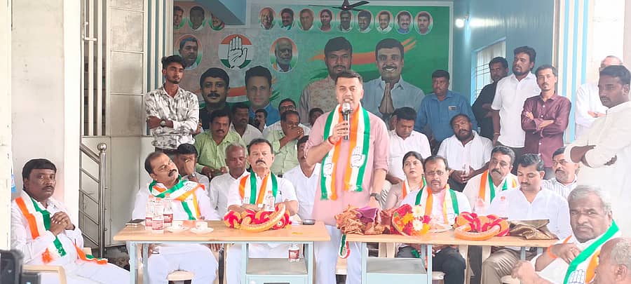 ಮುಳಬಾಗಿಲಿನಲ್ಲಿ ನಡೆದ ಕಾಂಗ್ರೆಸ್ ಕಾರ್ಯಕರ್ತರ ಸಭೆಯಲ್ಲಿ ಎಐಸಿಸಿ ಪ್ರಧಾನ ಕಾರ್ಯದರ್ಶಿ ಅಭಿಷೇಕ್ ದತ್ ಮಾತನಾಡಿದರು