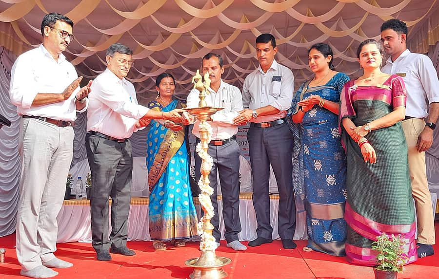 ಗೋಣಿಕೊಪ್ಪಲು ಬಳಿಯ ಹುದಿಕೇರಿಯಲ್ಲಿ ಆಯೋಜಿಸಿರುವ ಕಾವೇರಿ ಕಾಲೇಜಿನ ಎನ್ ಎಸ್ ಎಸ್ ಶಿಬಿರವನ್ನು ಪ್ರೊ. ದಯಾನಂದ ಉದ್ಘಾಟಿಸಿದರು. ಪ್ರೊ.ಕಾವೇರಿಯಪ್ಪ, ಕಾವೇರಮ್ಮ ಪಾಲ್ಗೊಂಡಿದ್ದರು